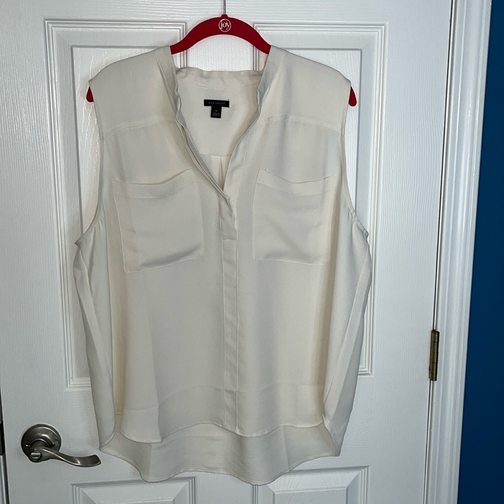 Ann Taylor sleeveless blouse V-neck with pockets in the front extra large
